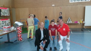 Präsident Gustav Brücher mit Bürgermeister und Jugendspieler Philipp Gerhard